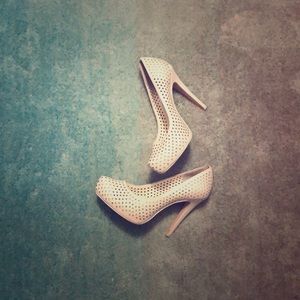 👀BCBG White pumps